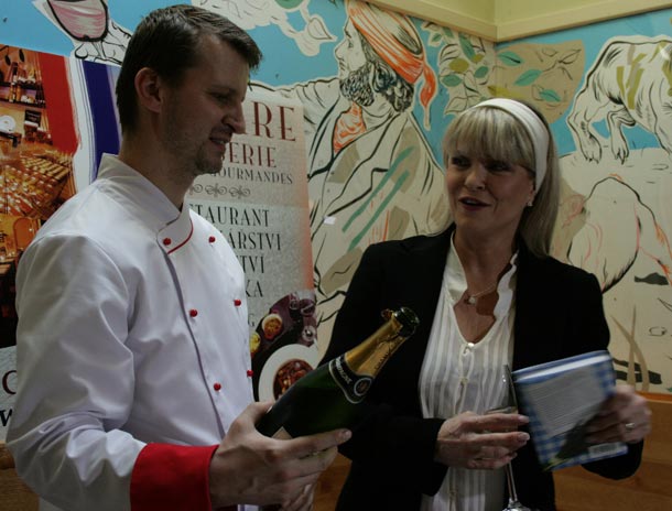 křtila šampaňským Chantall Poullain a šéfkuchař Vladimír Honzák z francouzské restaurace Brasserie La Gare